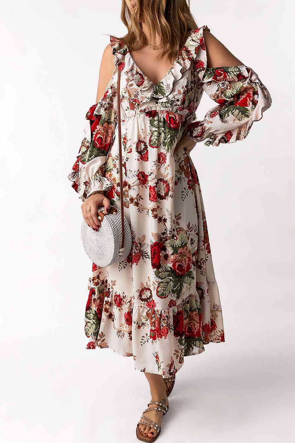 Vestido floral con hombros descubiertos y volantes