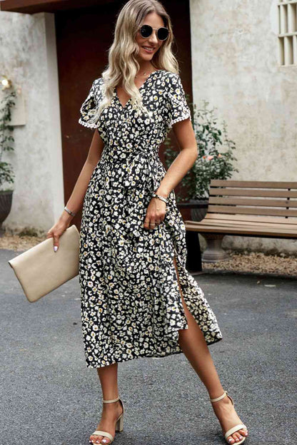 Robe fendue à la taille avec surplis floral et lien au cou