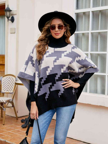 Poncho con cuello alto y ribete de pompones