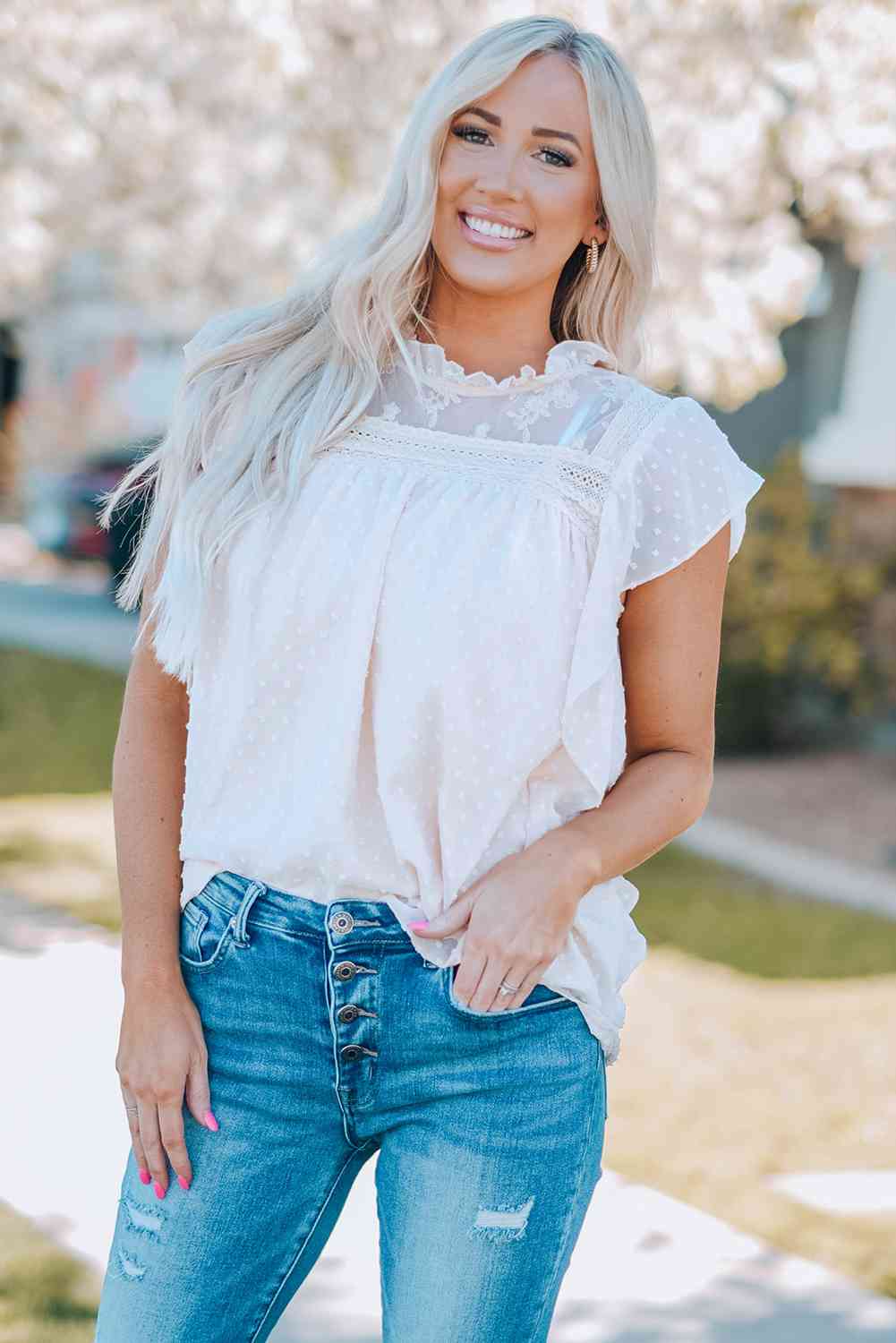 Blusa con cuello con volante y volantes de lunares suizos