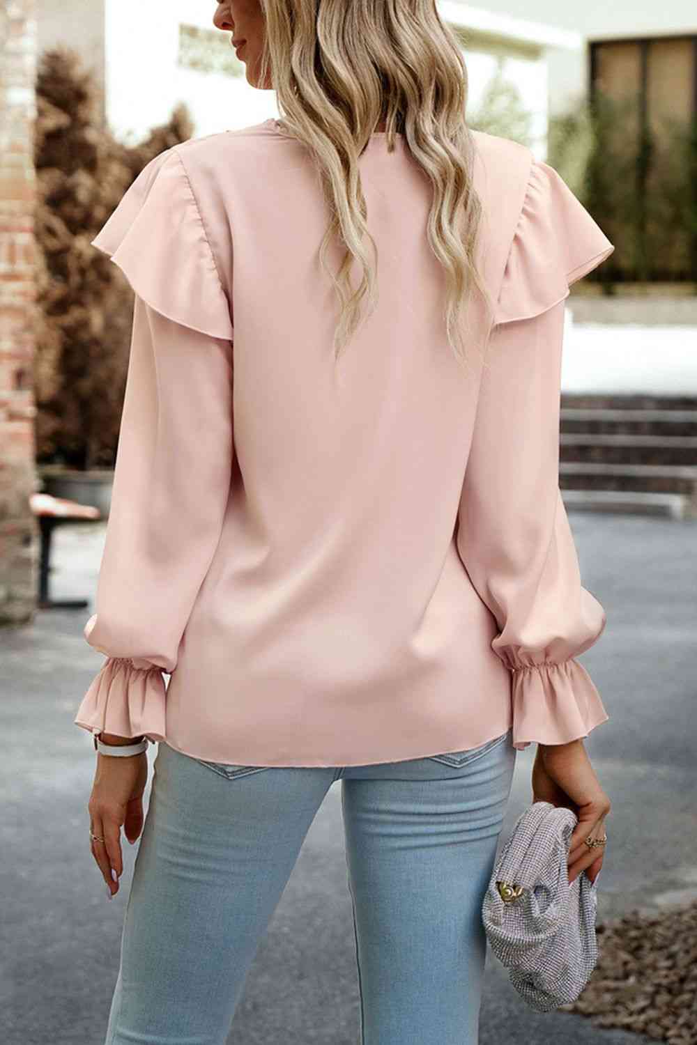 Blusa con cuello en V y manga con volante