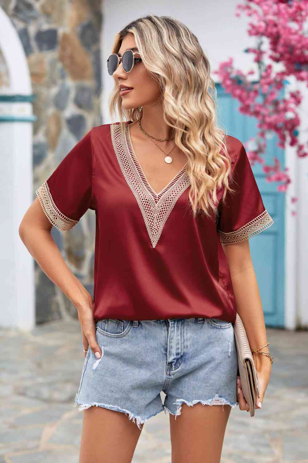 Blouse plongeante à manches courtes et bordure contrastée