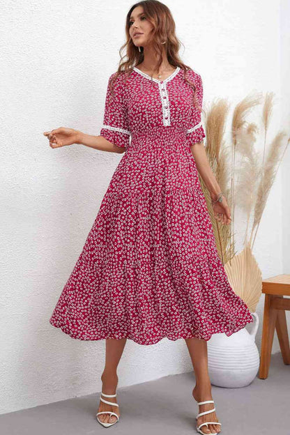 Robe midi fleurie à col en V et taille smockée