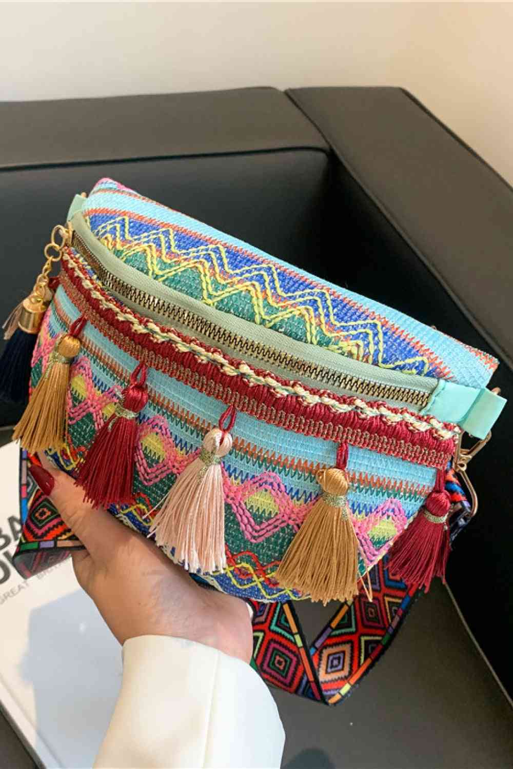 Bolso bandolera bohemio con borlas