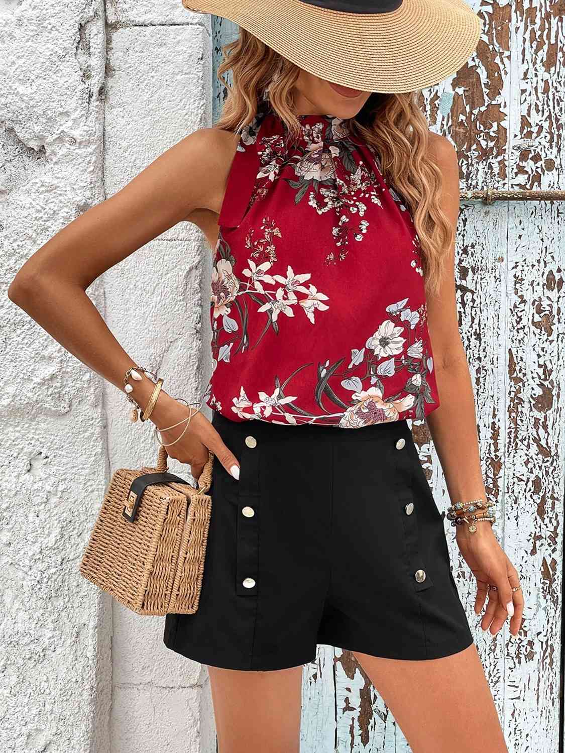 Ensemble haut sans manches à col montant et short boutonné à fleurs