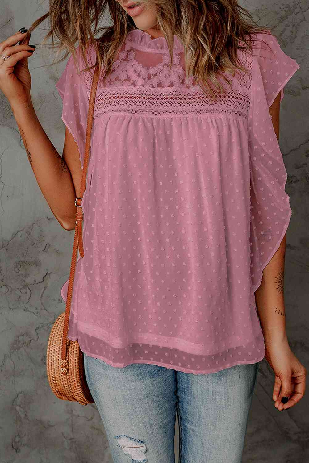 Blusa con cuello con volante y volantes de lunares suizos