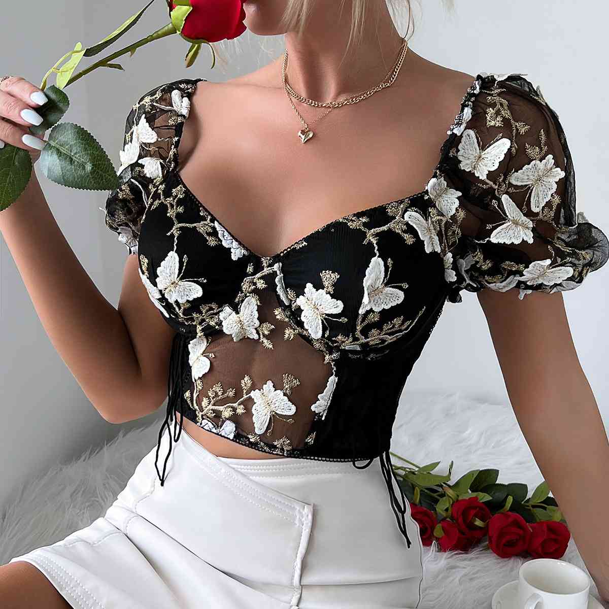 Blusa con ribete de encaje y manga corta con cuello de corazón bordado