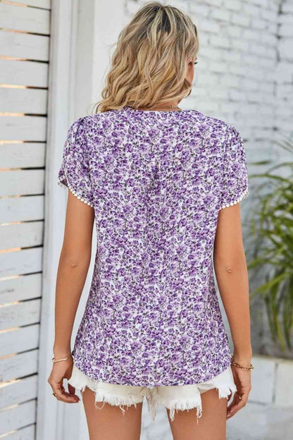 Blusa floral con cuello con muescas