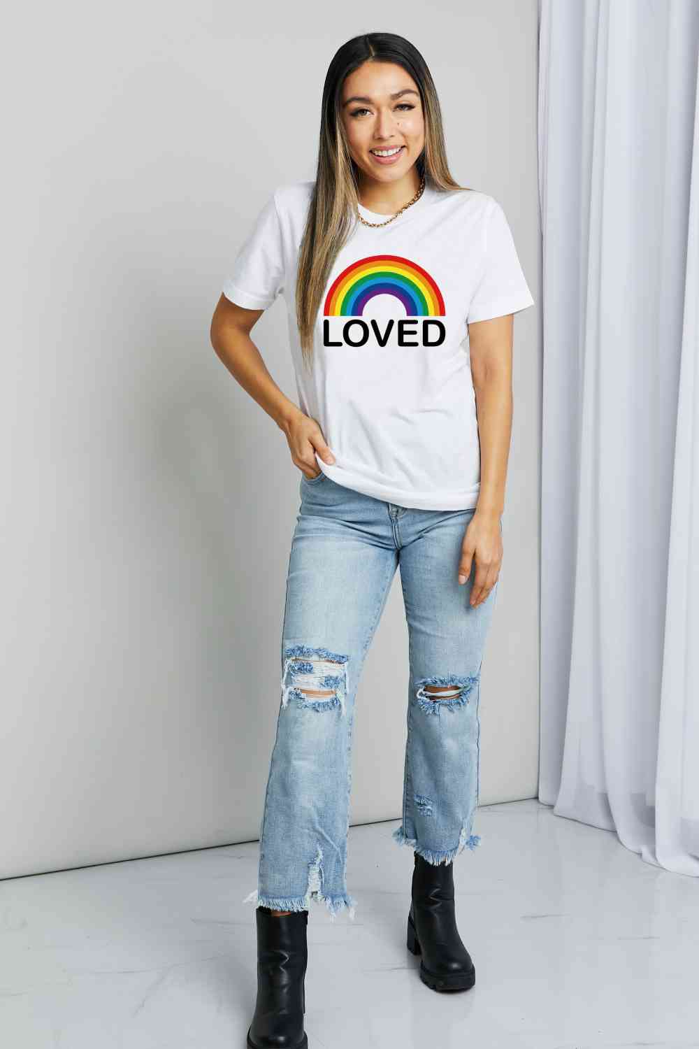 Camiseta de algodón con gráfico LOVED de Simply Love