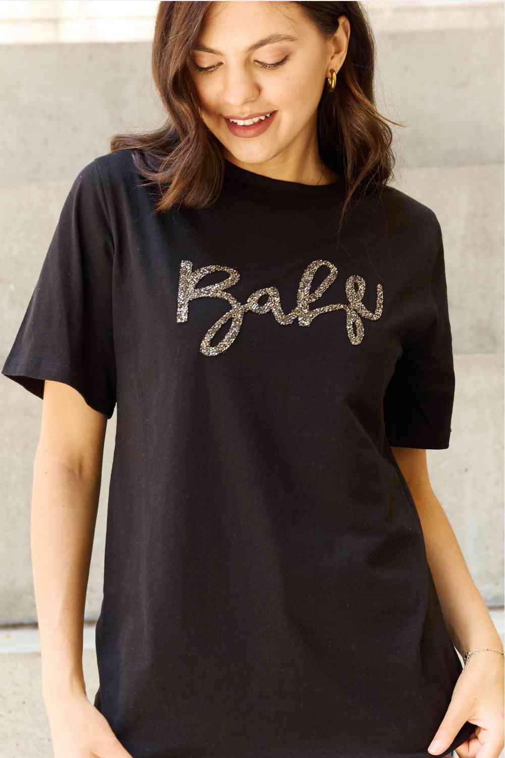 Camiseta negra con estampado de letras brillantes y tamaño completo "Babe" de Davi &amp; Dani