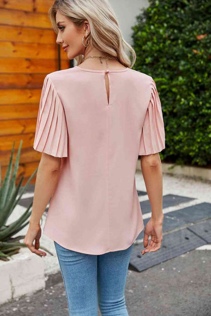 Blusa plisada con cuello redondo y mangas acampanadas