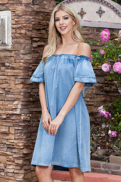 Robe en jean à épaules dénudées et longueur genou