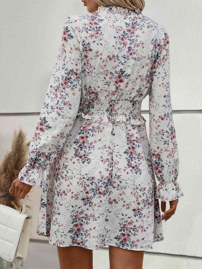 Robe fleurie à taille smockée et col noué