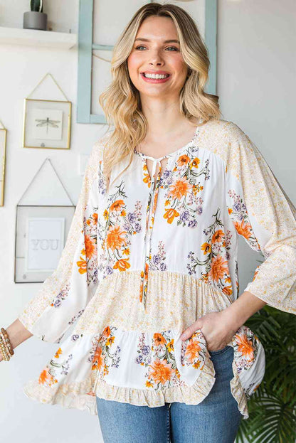 Blusa con gradas y cuello con lazo floral