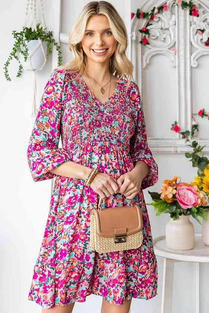 Vestido floral fruncido con cuello en V y mangas con volantes