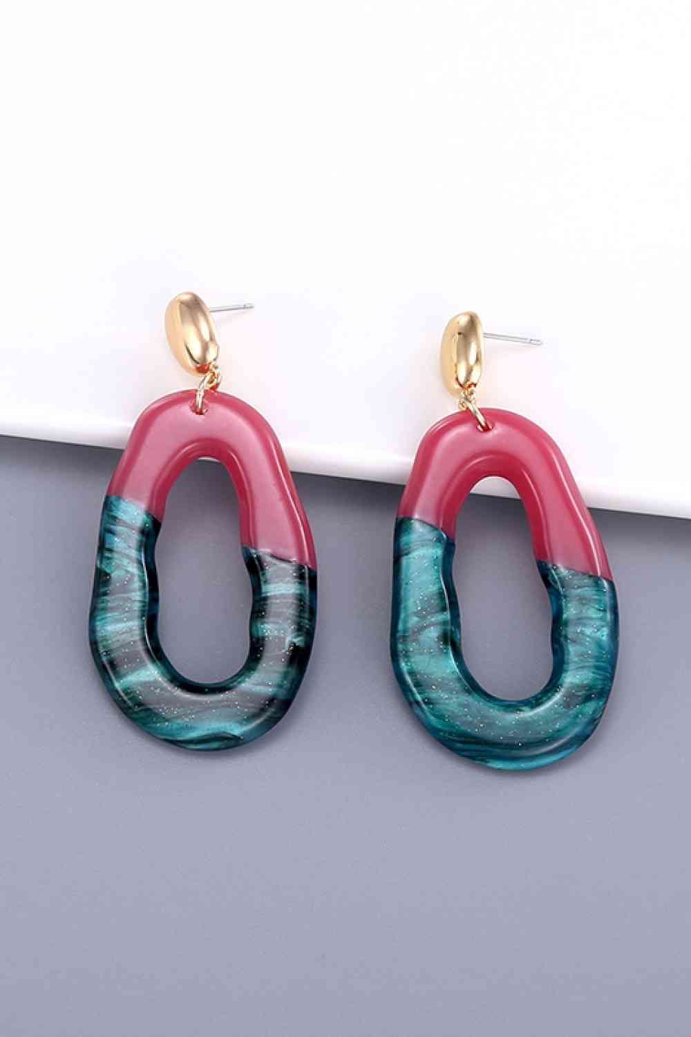 Boucles d'oreilles pendantes géométriques contrastées