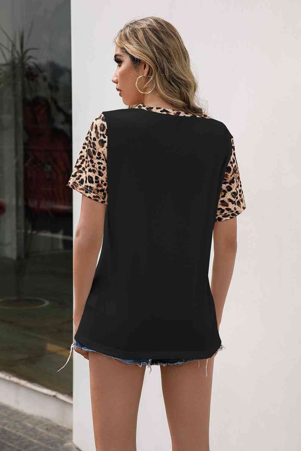 Camiseta tipo túnica con cuello en V y leopardo