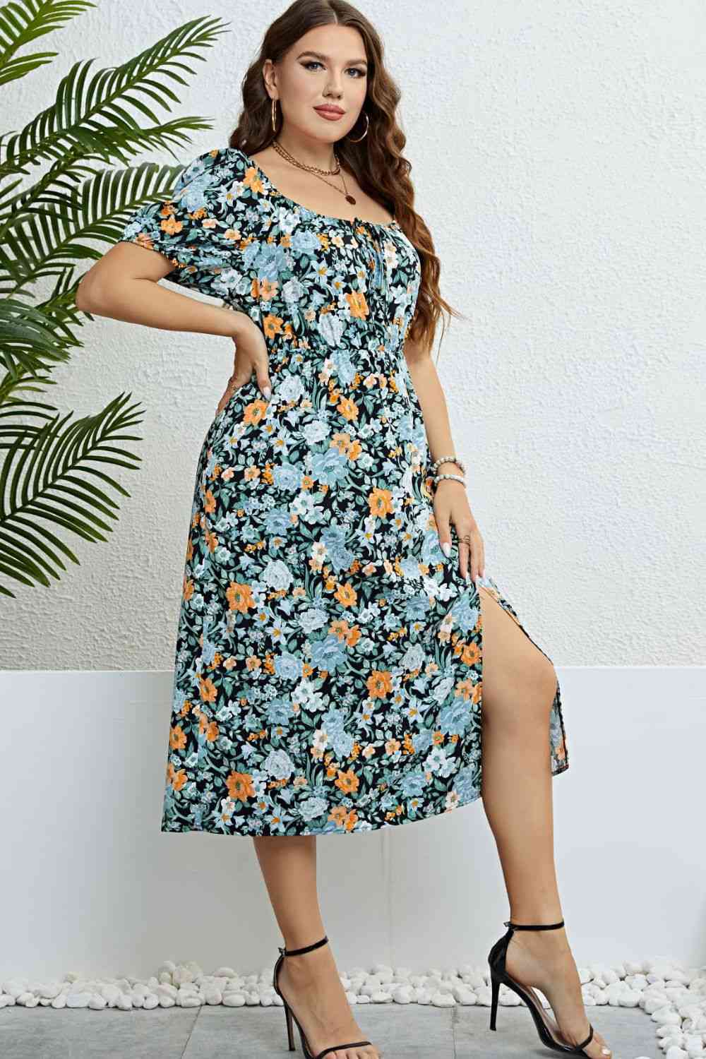 Vestido de manga corta con abertura floral