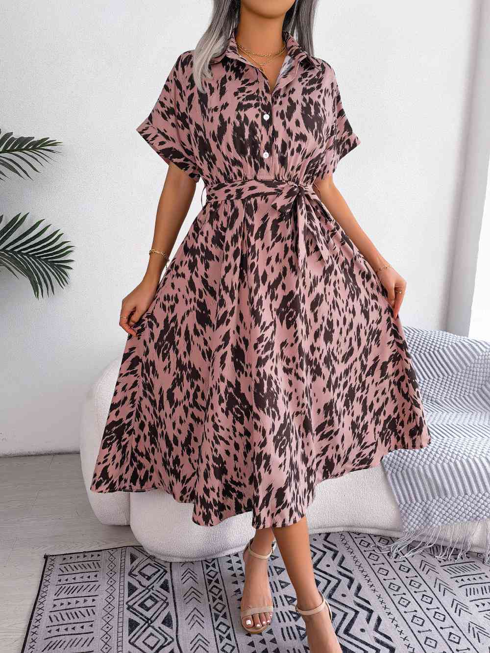 Robe imprimée à col et manches courtes avec lien à la taille