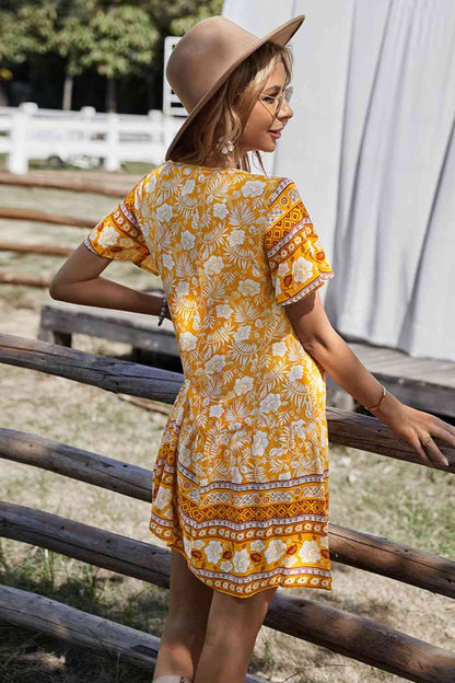 Vestido bohemio de manga corta con cuello en V