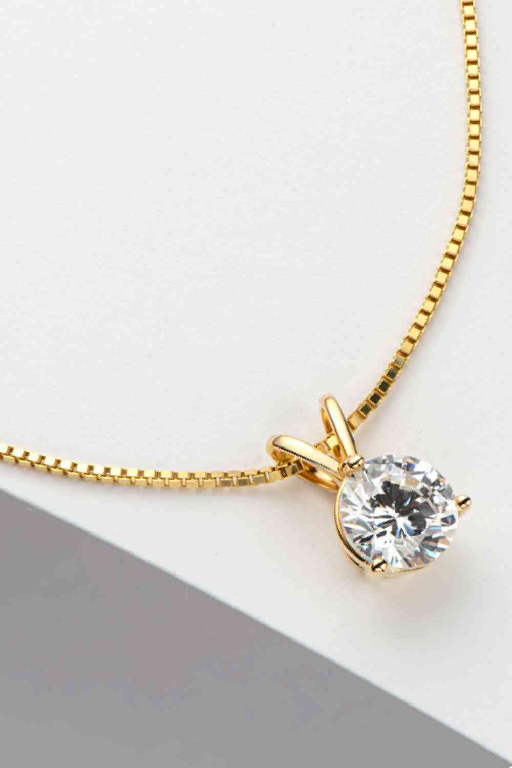 Adored Show Off Collier avec pendentif en moissanite de 1 carat