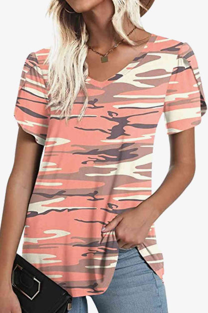 Blusa estampada con cuello en V y mangas de pétalos