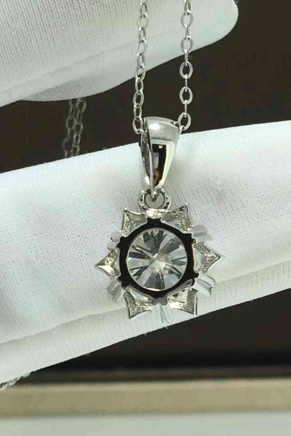 Collier avec pendentif en moissanite 2 carats vous regardant