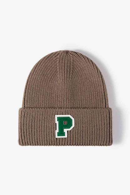 Gorro de punto con puños y parche de letras