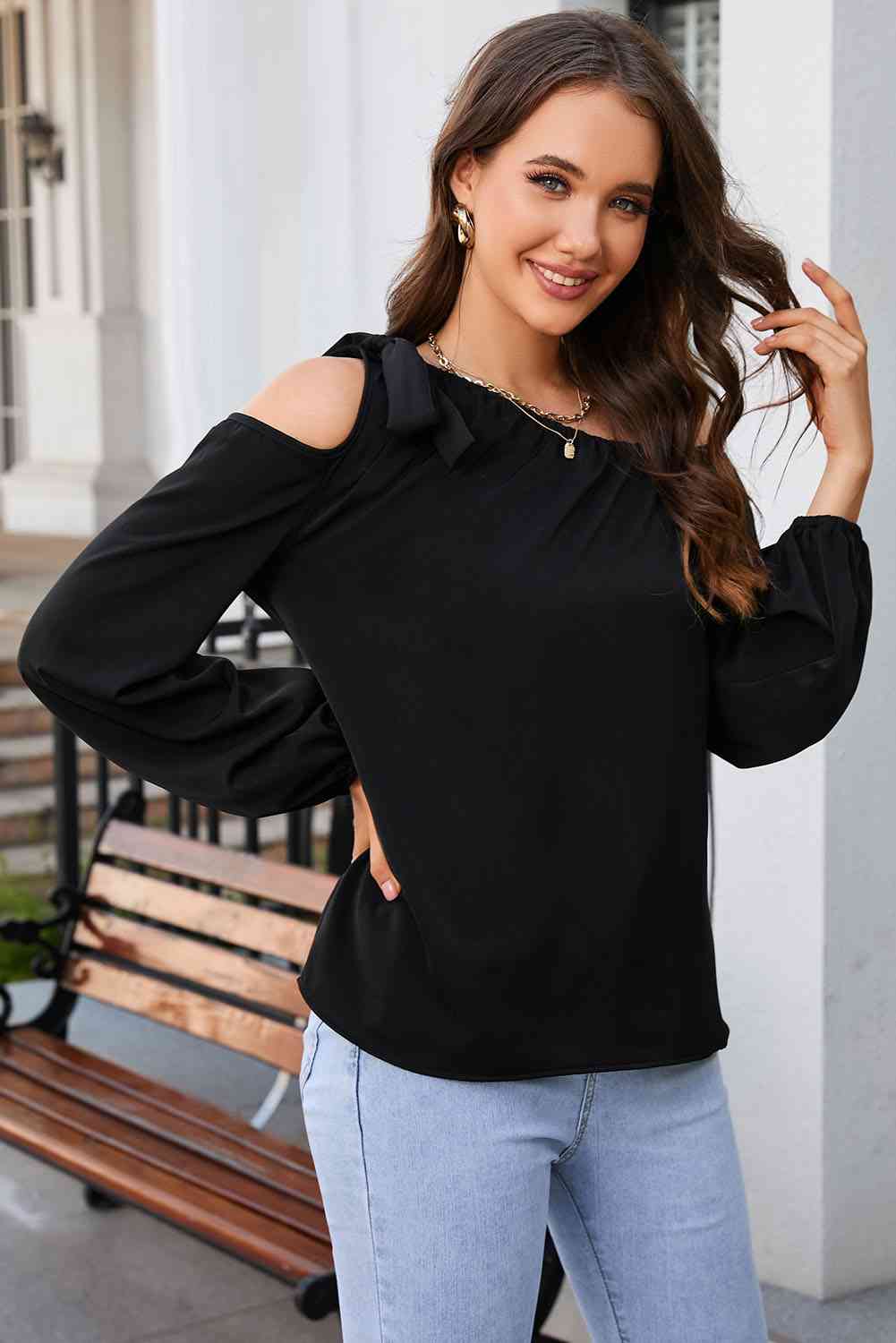 Blusa con hombros descubiertos y cuello asimétrico anudado de Double Take