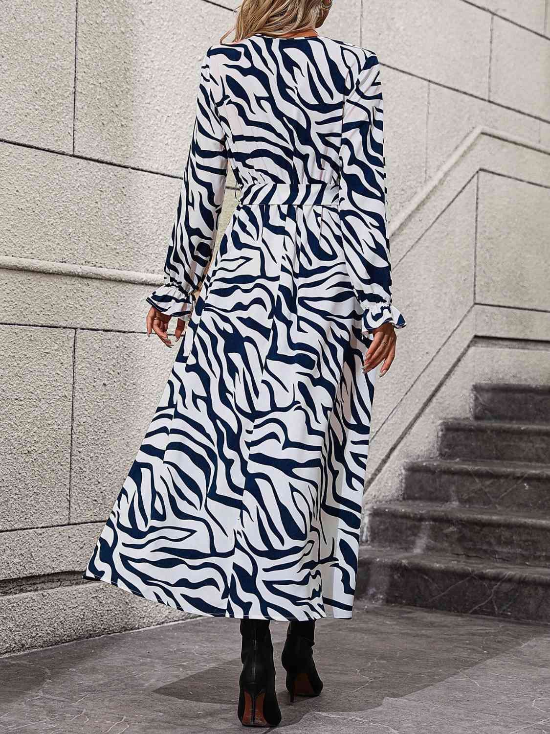 Robe à manches volantées et nouée à la taille