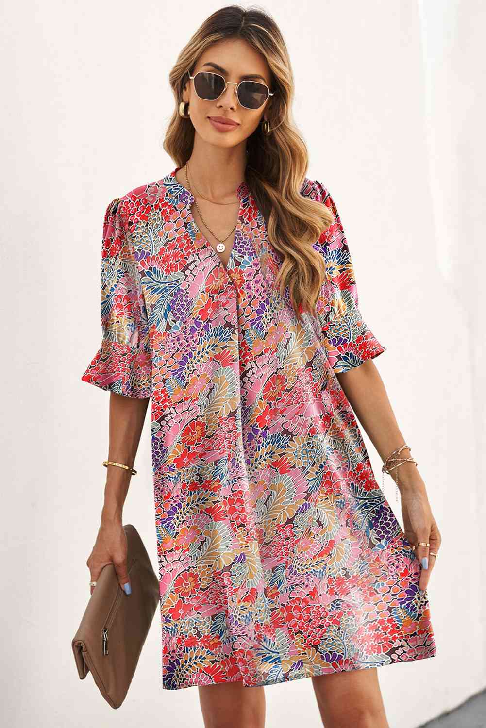 Vestido recto con estampado floral, cuello con muescas y mangas con volantes