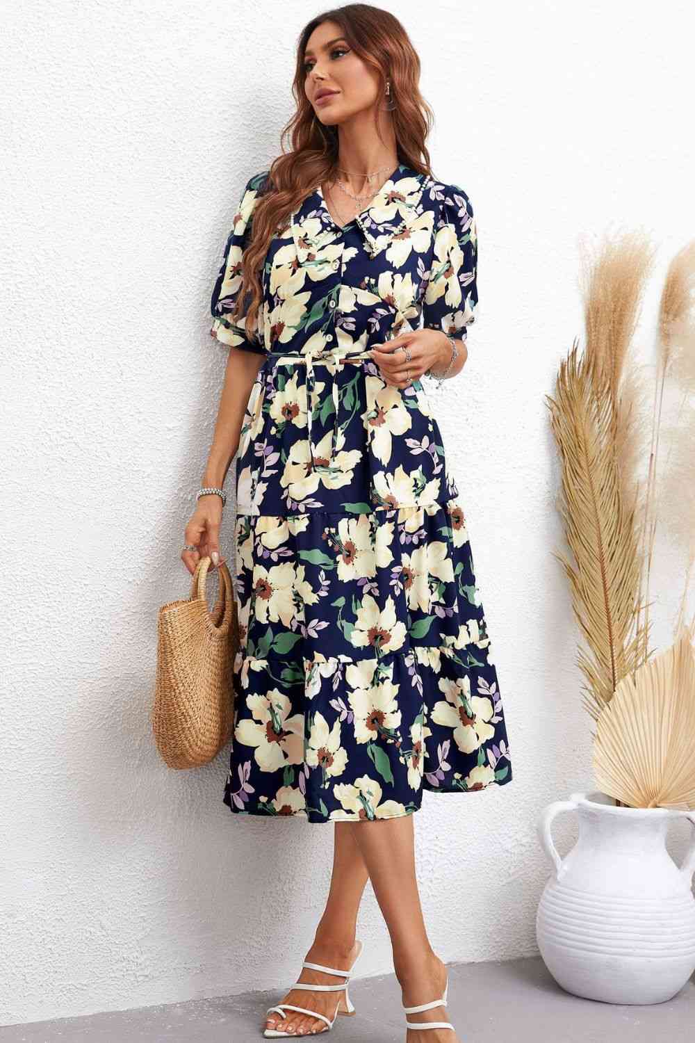 Vestido midi escalonado con cuello y cuello floral