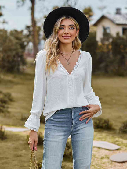 Blusa con cuello en V y mangas con volantes