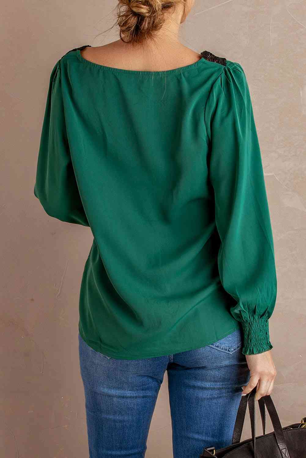 Blusa con mangas farol y ribete de encaje