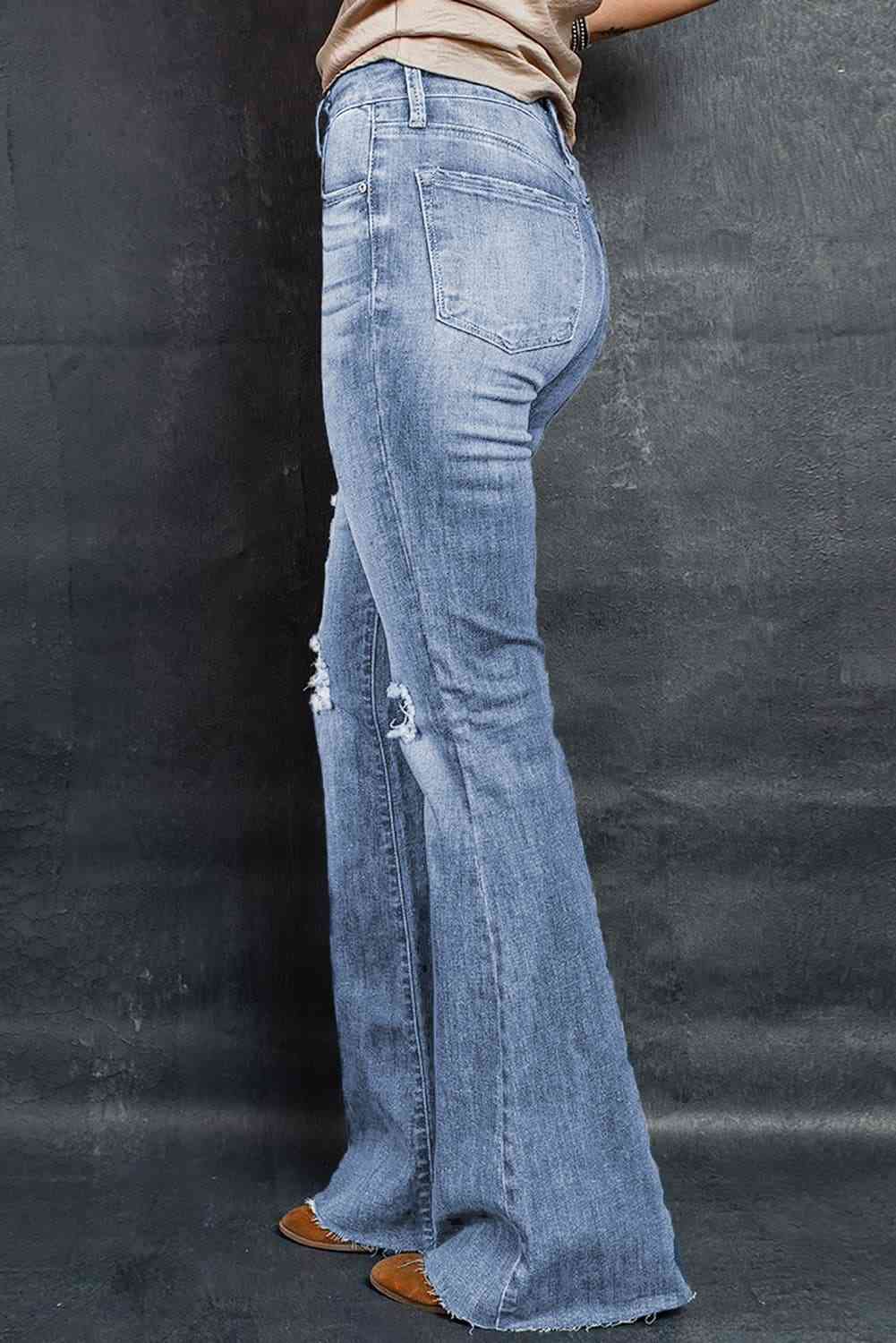 Jeans acampanados con dobladillo sin rematar desgastados