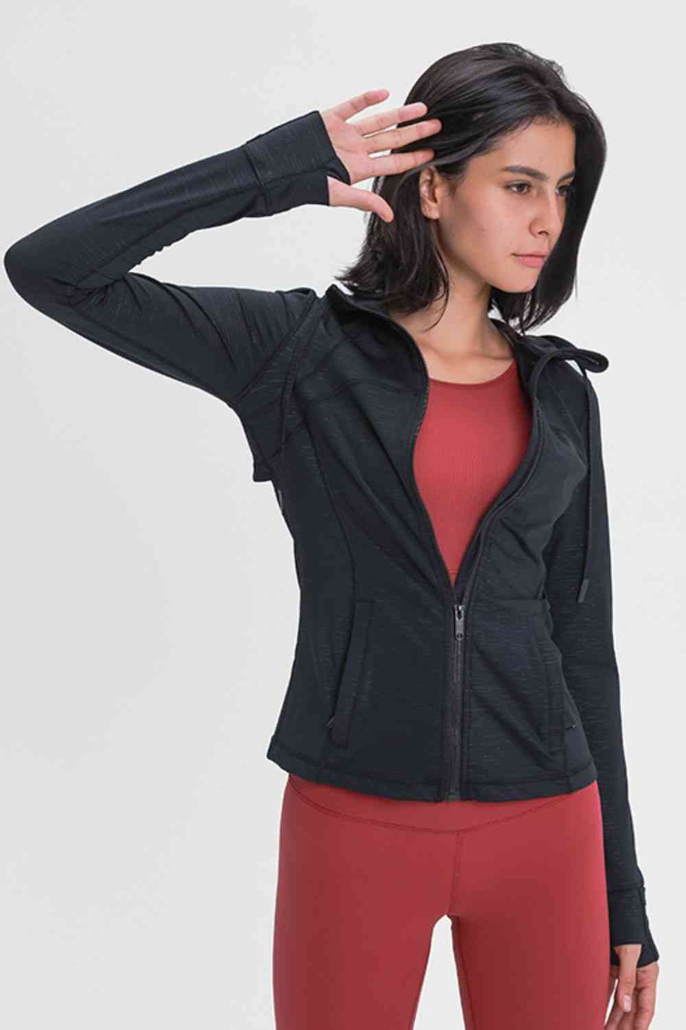 Chaqueta deportiva con cremallera y detalle de cordón y bolsillos