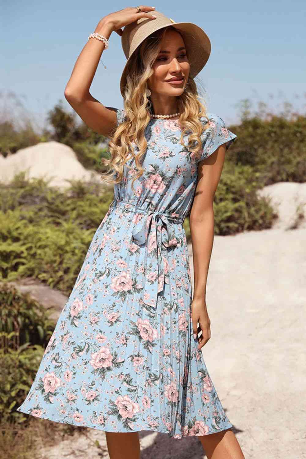 Robe plissée florale à taille nouée