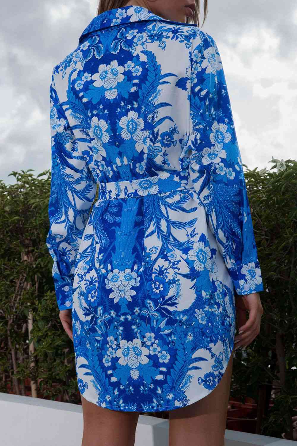 Robe imprimée à col boutonné et taille nouée