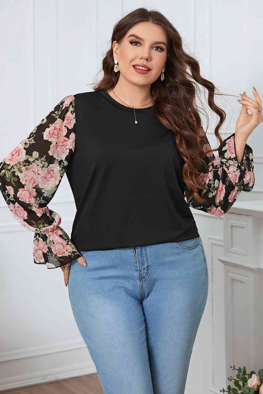 Blusa con mangas con volantes y estampado floral de talla grande