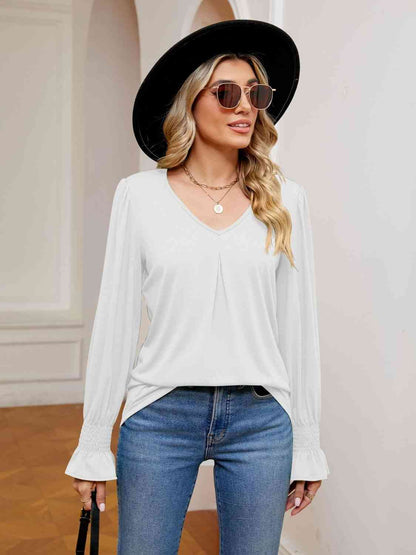 Blusa con cuello en V y mangas con volantes