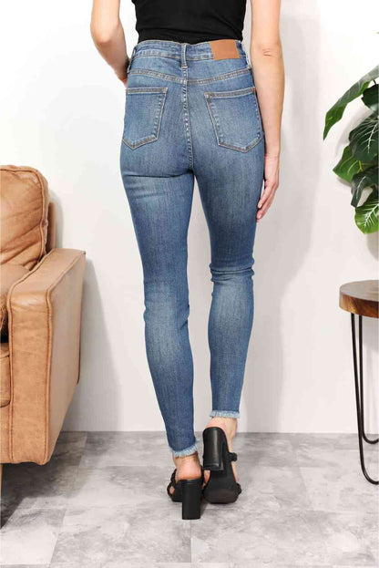 Jean skinny Judy Blue pleine taille avec fente latérale et ourlet effiloché