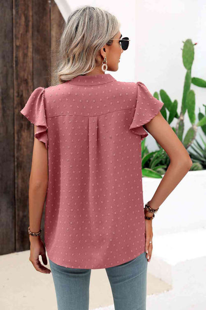 Blusa con cuello con muescas y mangas acampanadas con lunares suizos