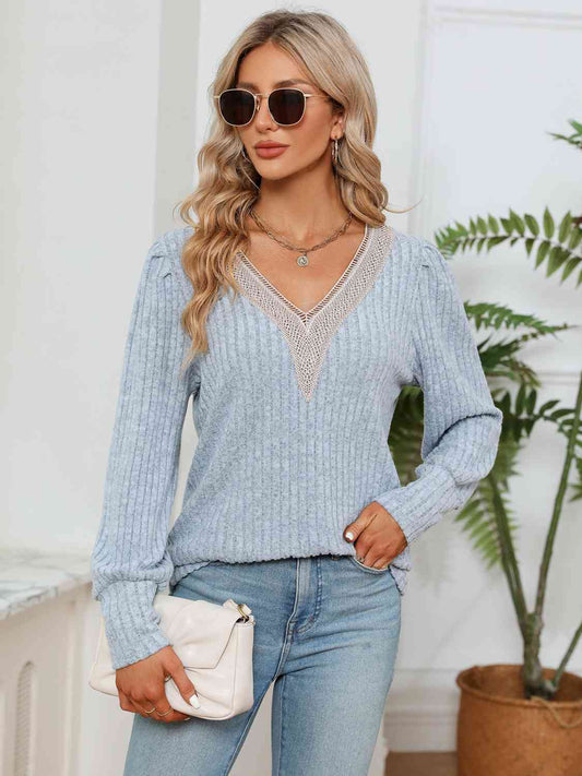 Blusa de canalé con cuello en V y detalle de encaje