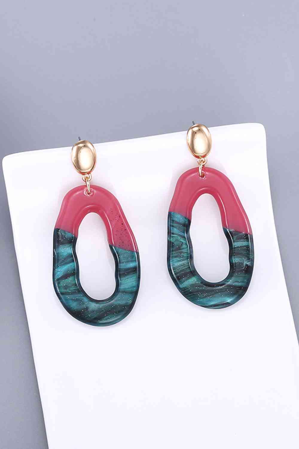 Boucles d'oreilles pendantes géométriques contrastées