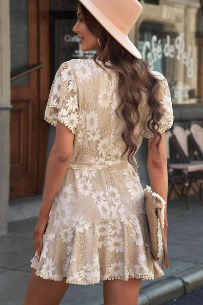 Vestido de encaje floral con detalle de pompones, cintura anudada y mangas acampanadas