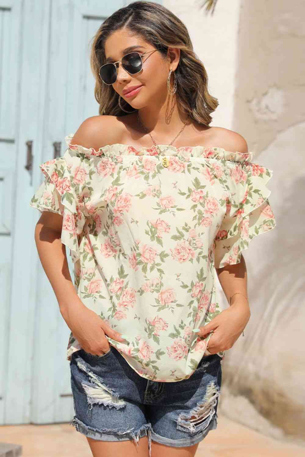 Blusa con hombros descubiertos y ribete de volantes florales