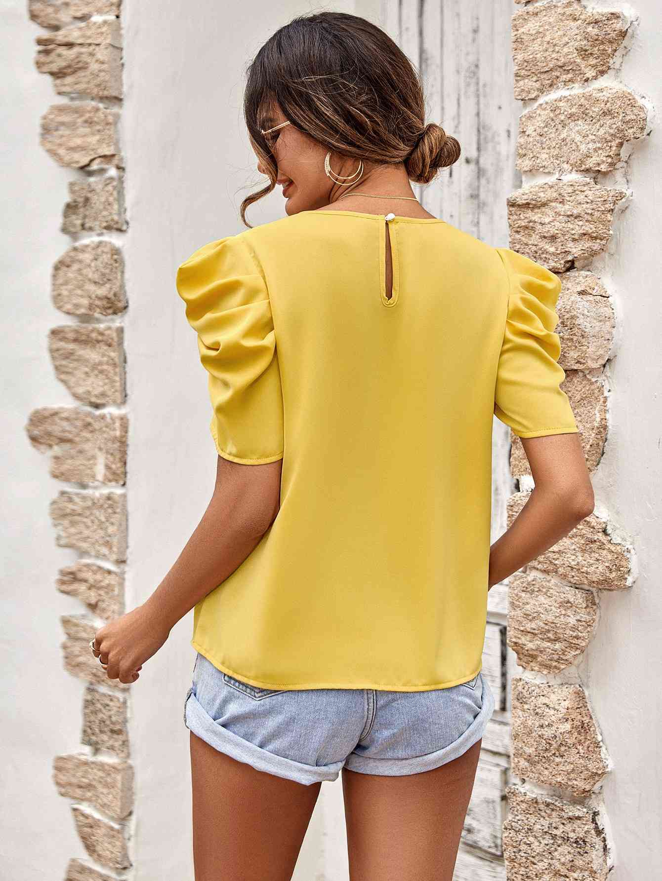 Blusa con detalle fruncido y mangas abullonadas