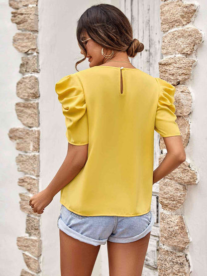 Blusa con detalle fruncido y mangas abullonadas