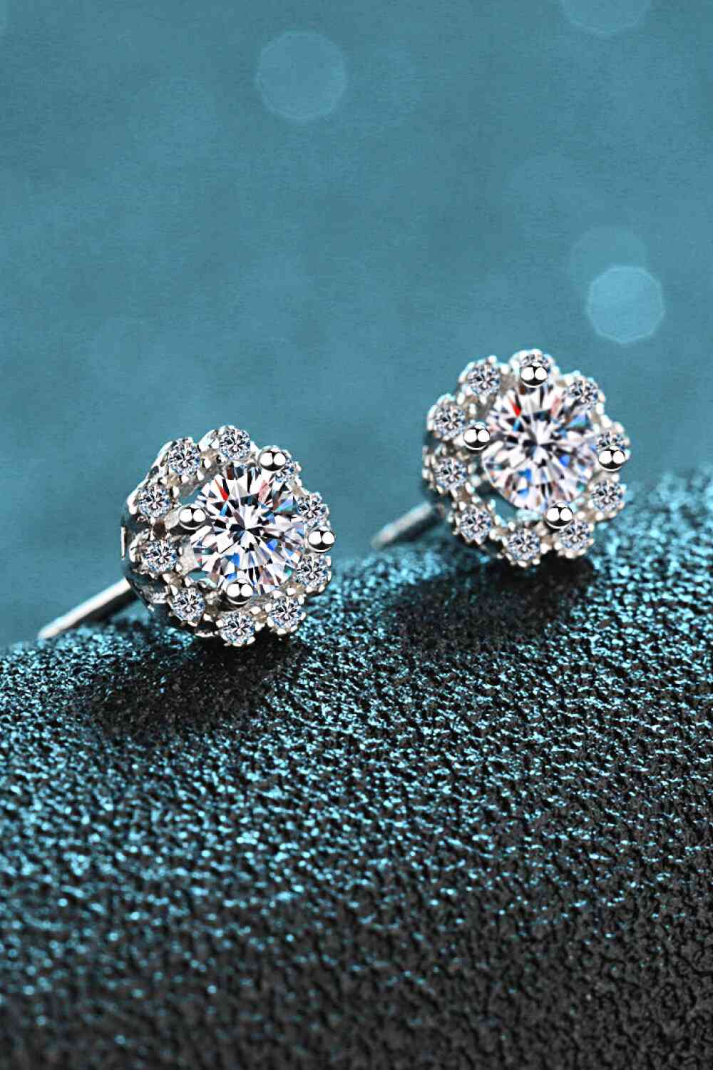 Boucles d'oreilles à tige en forme de fleur moissanite