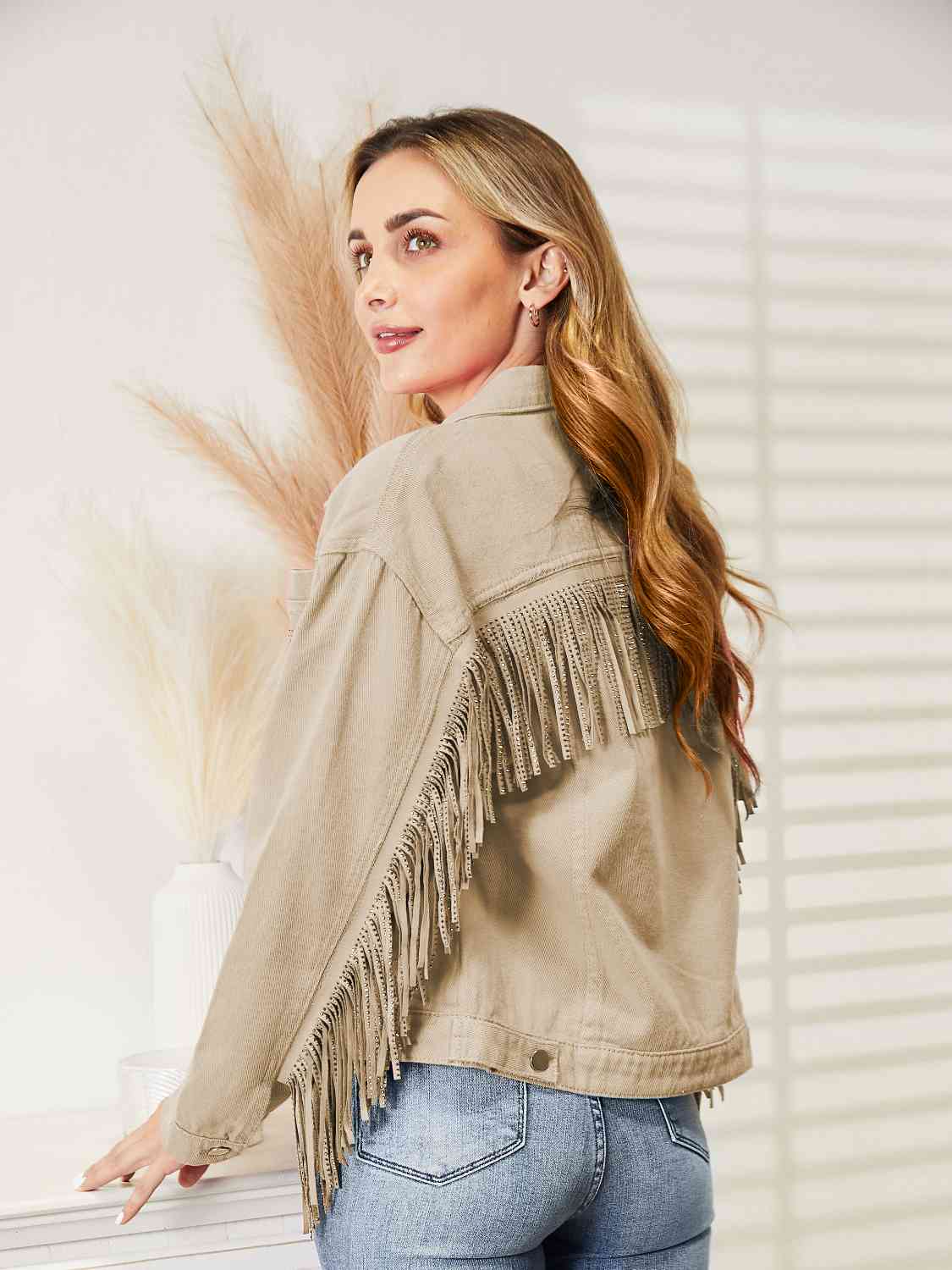 Chaqueta vaquera con hombros caídos y detalle de flecos